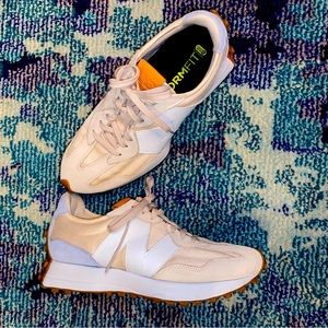 Womens New Balance 327. Size 9.5